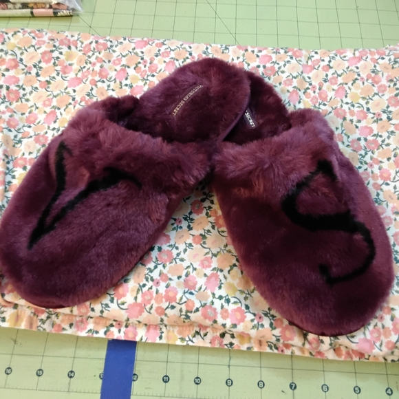 3883 Size Large Victoria's Secret Plush Maroon Slippers - Picture 1 of 4
